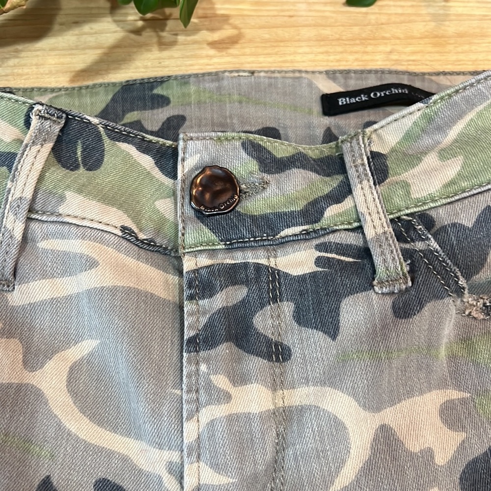 Distressed Black Orchid camo jeans - Picture 5 of 13